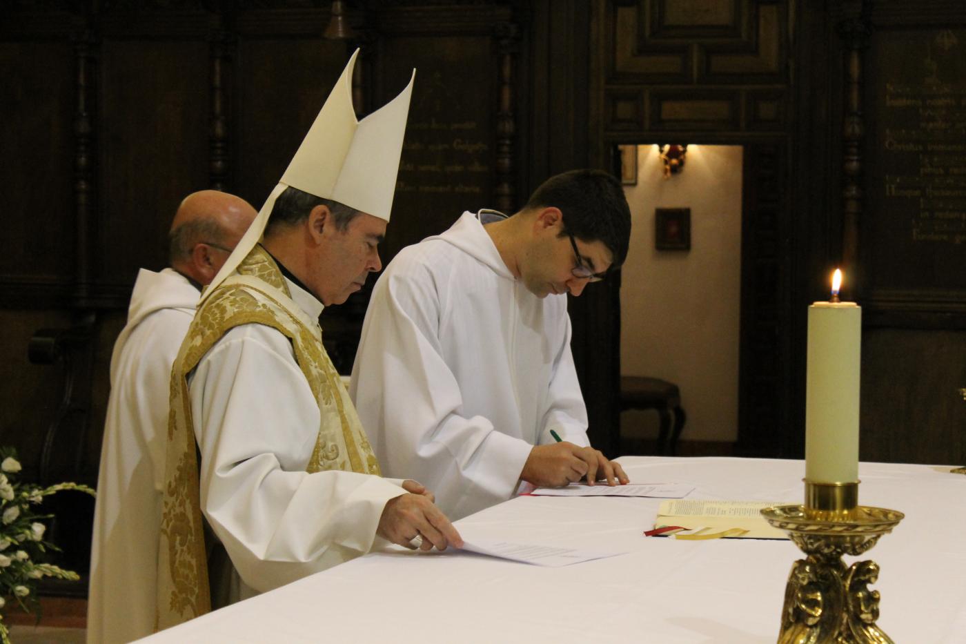 Isidro durante la firma