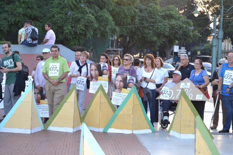 Concentración para la erradicación de la pobreza en la Plaza de la Marina