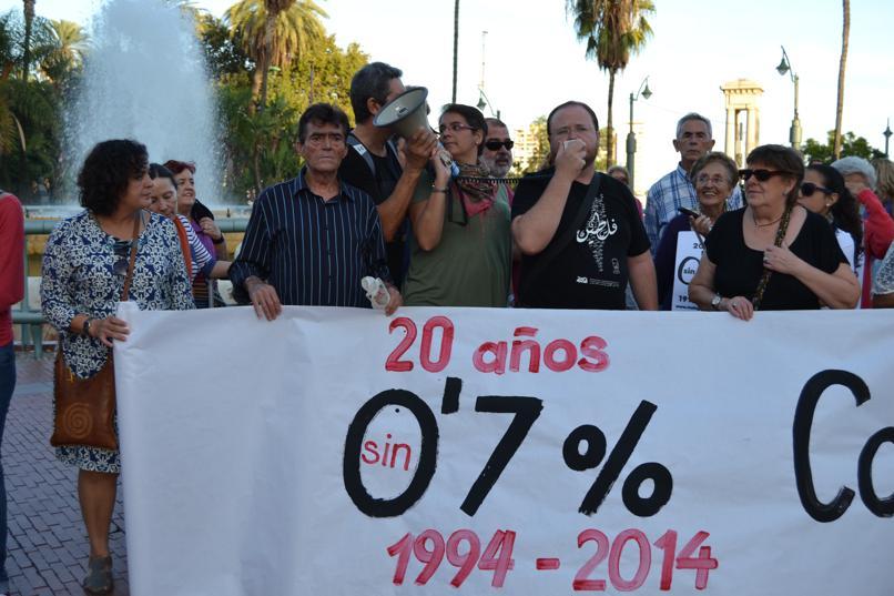 Concentración para la erradicación de la pobreza en la Plaza de la Marina