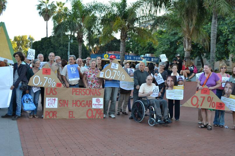 Concentración para la erradicación de la pobreza en la Plaza de la Marina