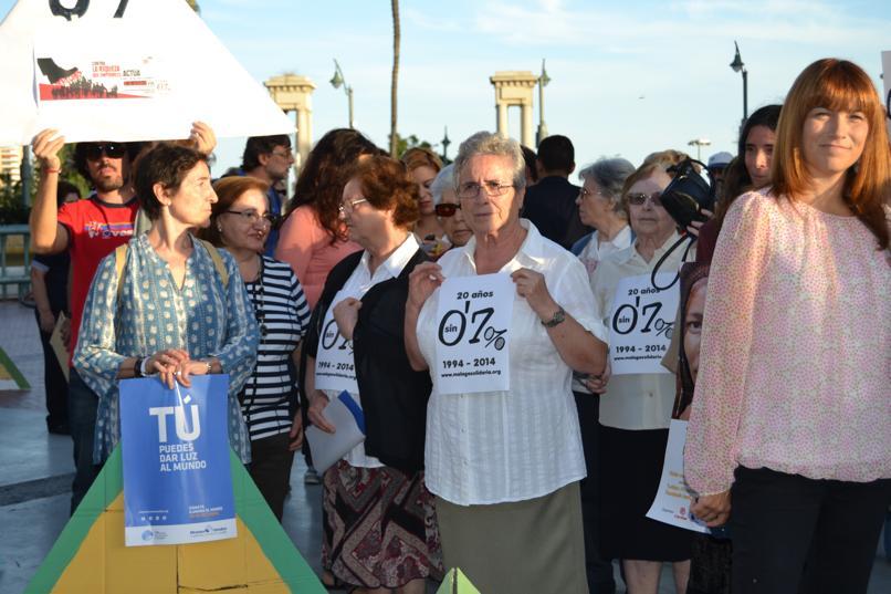 Concentración para la erradicación de la pobreza en la Plaza de la Marina