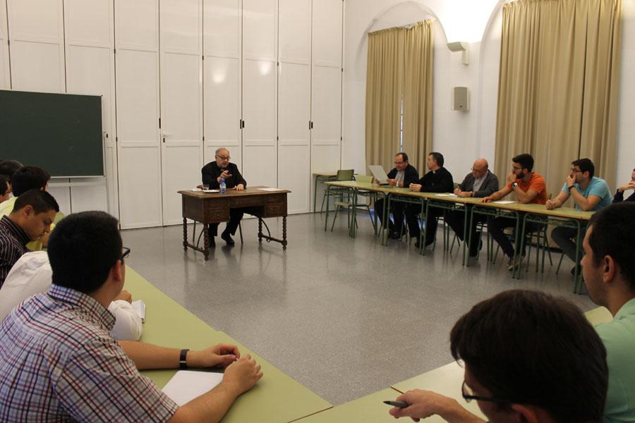 El cardenal Sebastián diserta sobre el Sínodo en el Seminario