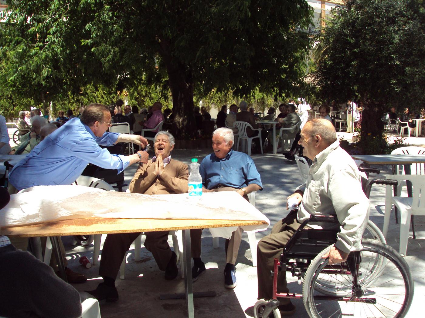 Mayores en el jardín de las Hermanitas de los Pobres (Ronda)
