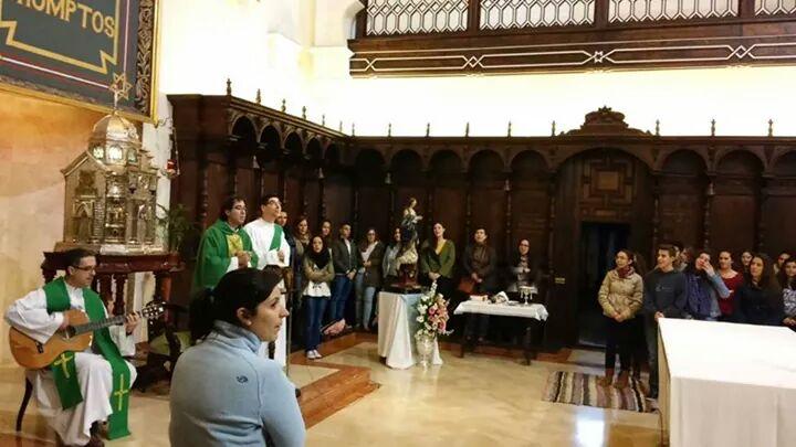 Los jóvenes se retiran para orar al comienzo del Adviento