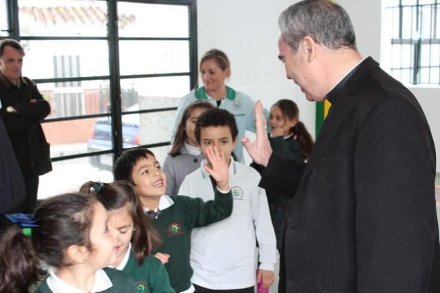 El obispo visita el Colegio Virgen del Mar