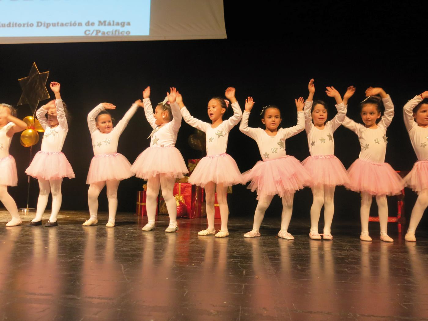 Las niñas interpretaron piezas de baile