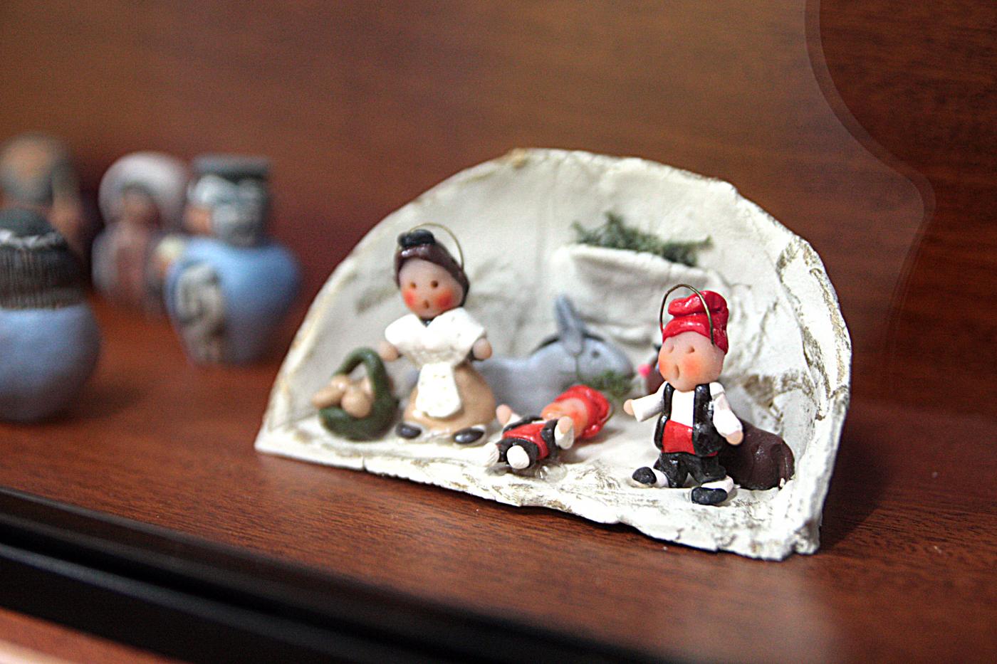 José Luis Linares, párroco de la Natividad: «Tenemos un museo de belenes de todo el mundo»