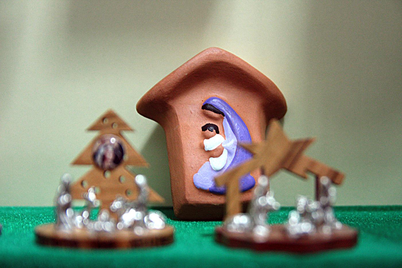 José Luis Linares, párroco de la Natividad: «Tenemos un museo de belenes de todo el mundo»