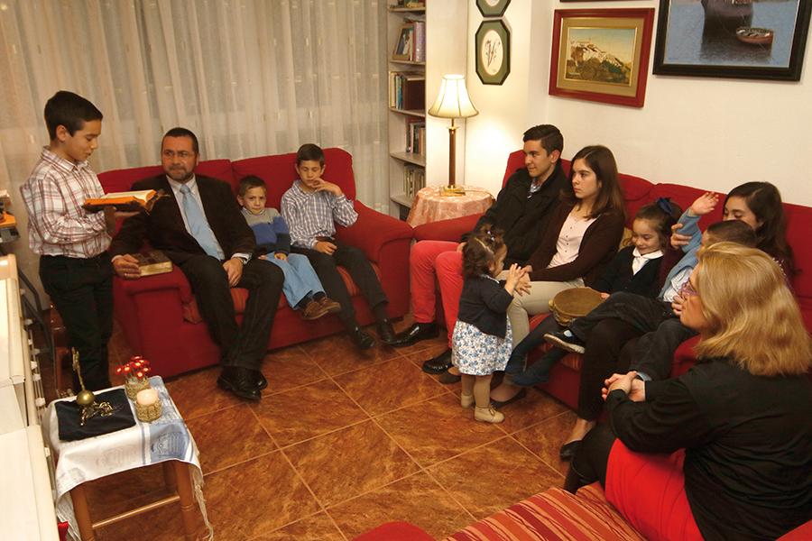 Juanjo y Visi, rezando junto a sus nueve hijos en la celebración doméstica