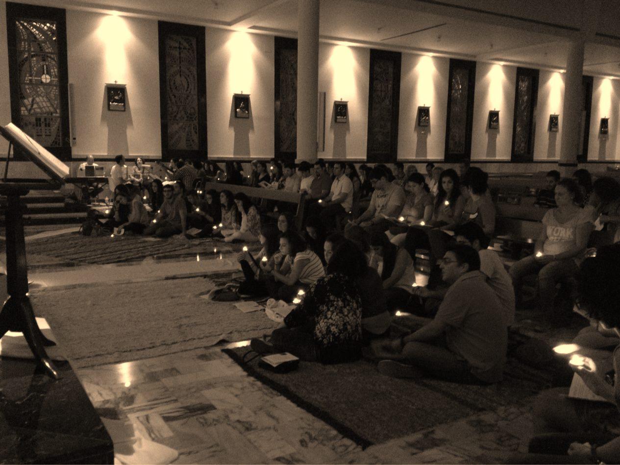 Los jóvenes participan en un "Adoremus"