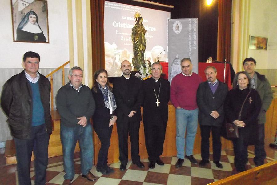 El Sr. Obispo junto a la permanente de la Delegación de Apostolado Seglar. FOTO: A. MORENO
