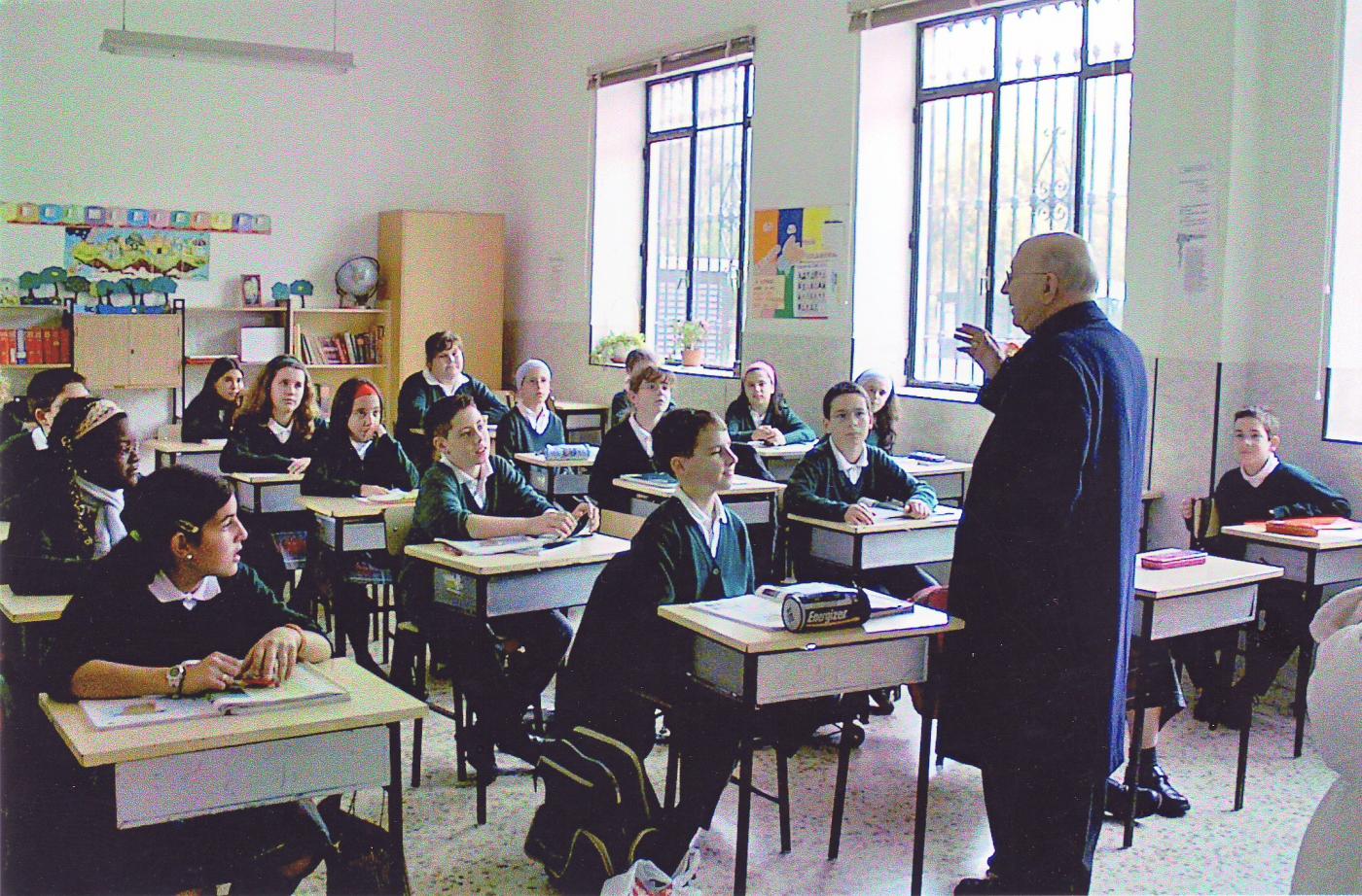 Don Antonio Dorado en la visita a un colegio