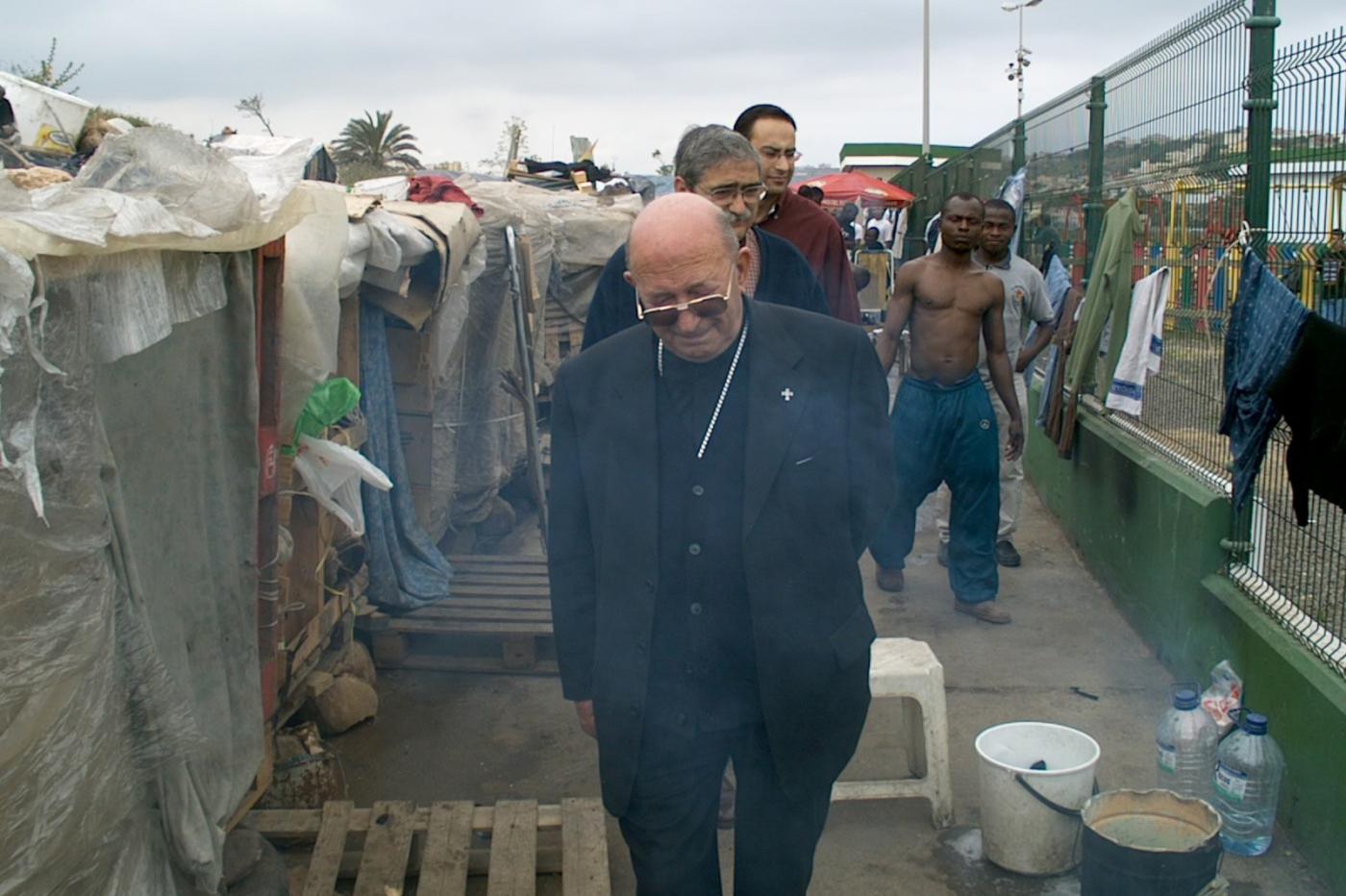 Don Antonio, visitando los asentamientos de inmigrantes en Melilla