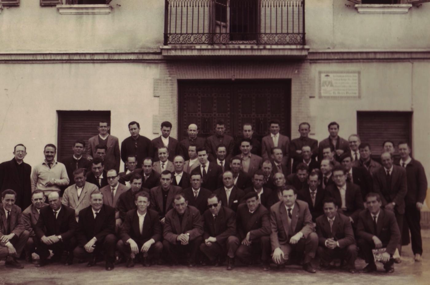 Don Antonio Dorado, primero a la izquierda, con los participantes en un Cursillo de Cristiandad