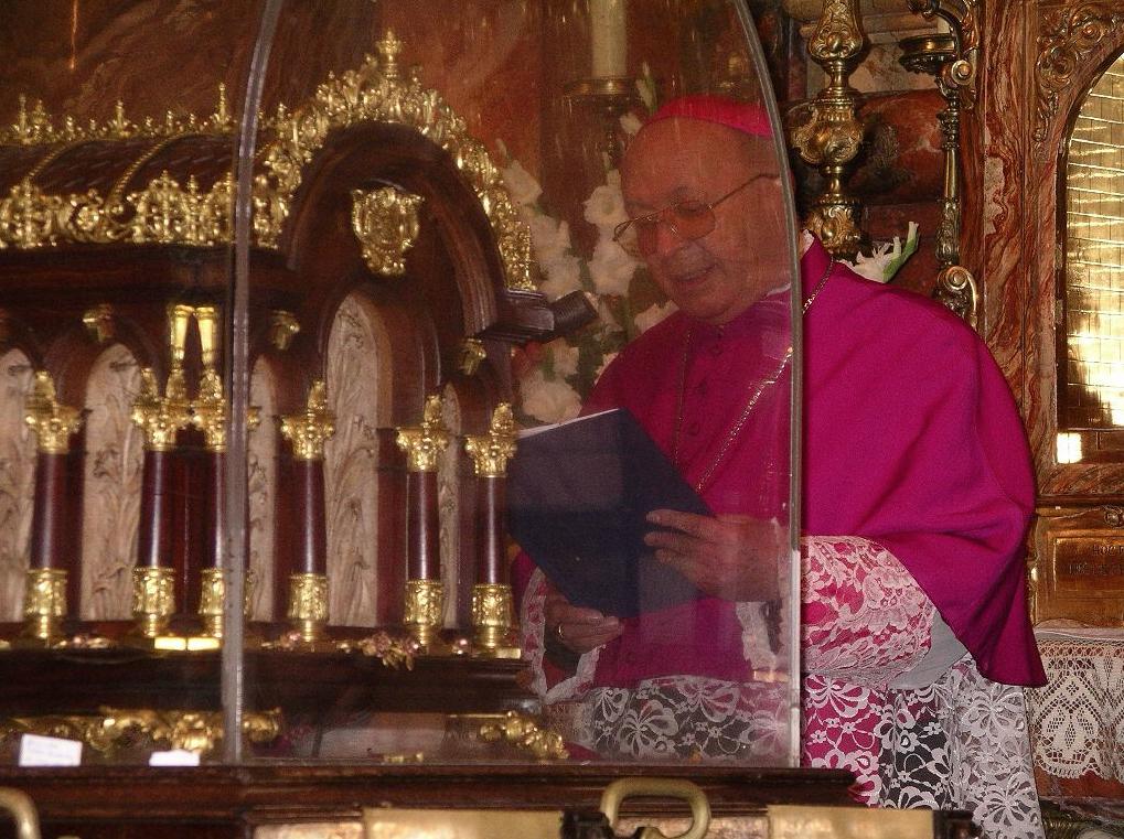 Don Antonio Dorado ante la urna con las reliquias de Santa Teresa del Niño de Jesús
