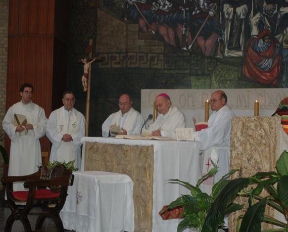 D. Antonio, en unas confirmaciones (fotografía enviada por José Borja)