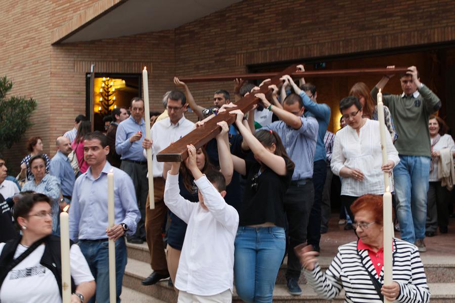 Salida de la cruz del templo