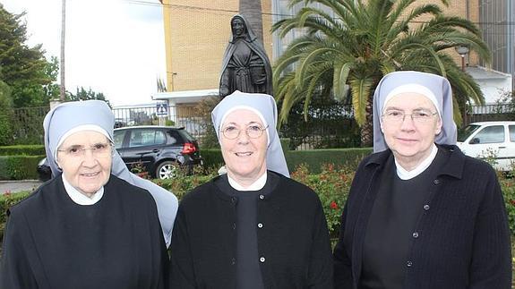 Las religiosas ante la entrada de la residencia de las Hermanitas de los Pobres en Antequera 