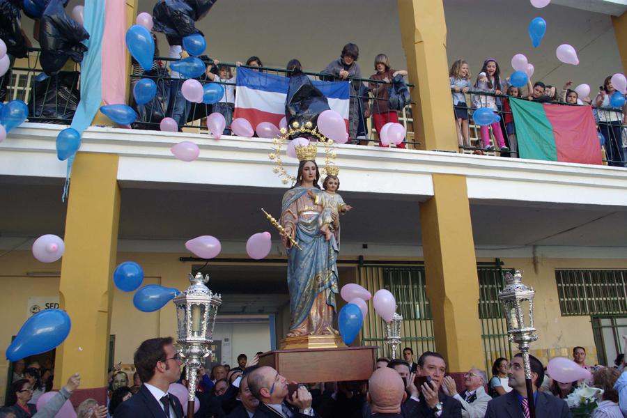 María Auxiliadora procesiona por las calles de Capuchinos