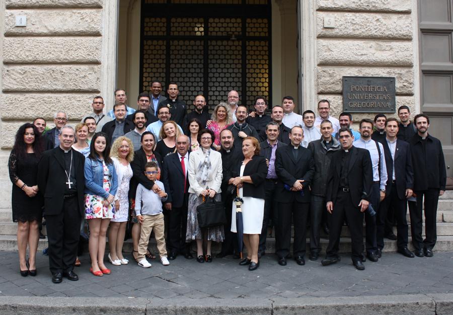 Familiares, amigos y compañeros de estudio de Emilio López tras la defensa de la tesis
