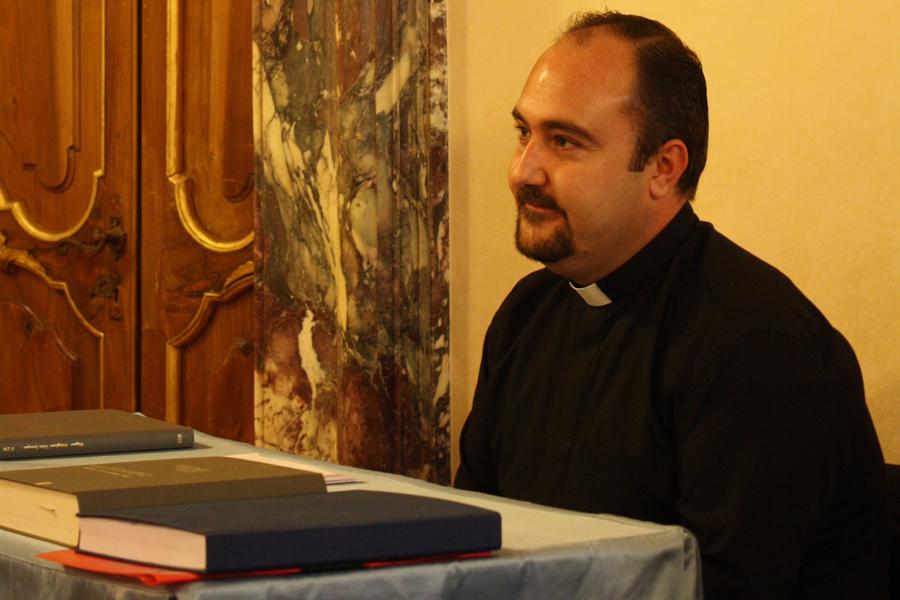 Emilio López durante la defensa de la tesis