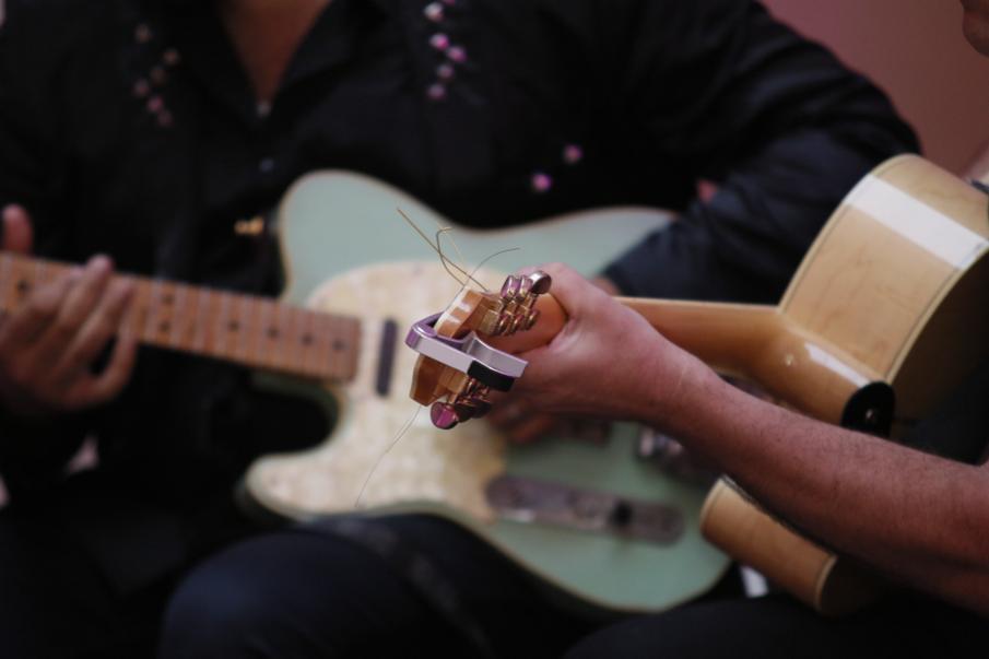 Álex el Zurdo, en su actuación musical en el III Ciclo Málaga de Cine Humano