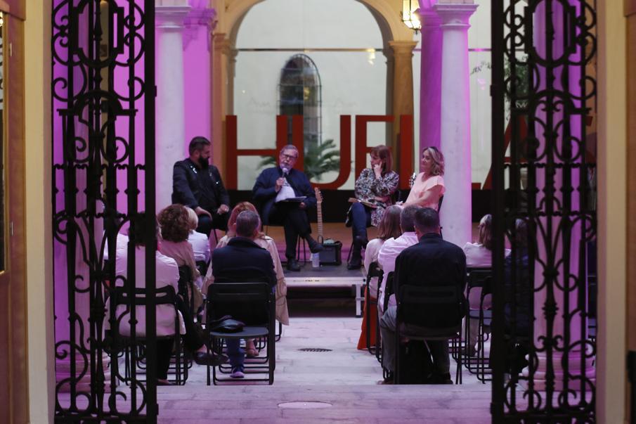 Mesa redonda de inauguración en el III Ciclo Málaga de Cine Humano, con Ángel Vallvey y Luis Jiménez