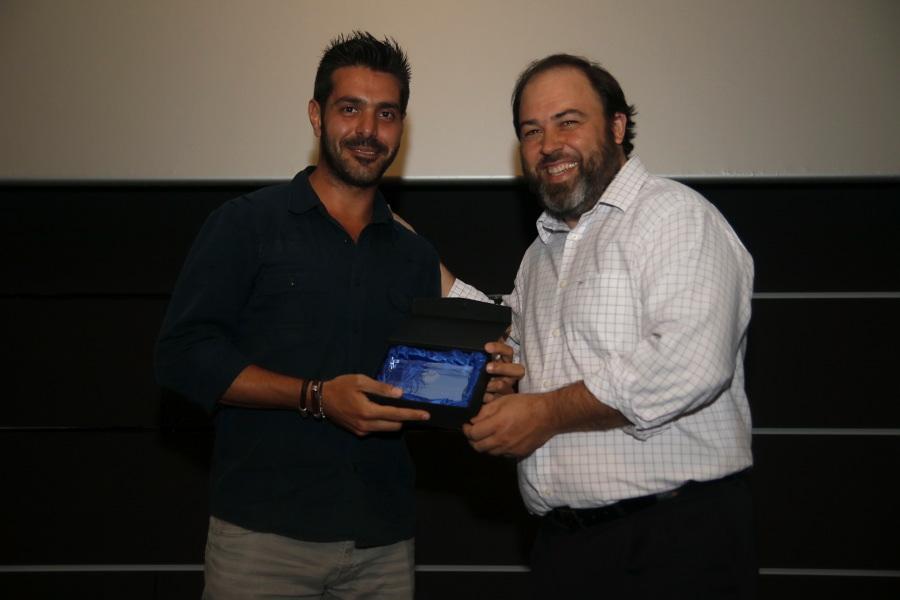 Antonio Moreno entrega el premio del público a Antonio Aguilar, director de "Garbanzos con azúcar"