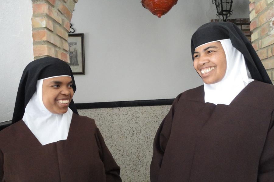 Profesión temporal de la Hna. Verónica Raveloarisoa y la Hna Joelina Razafimilanto