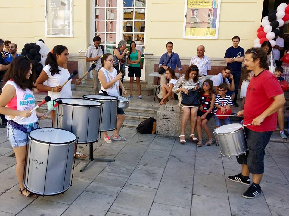 Alumnos del colegio de las Misioneras Cruzadas de la Iglesia, en la batucada del Teatro Cervantes