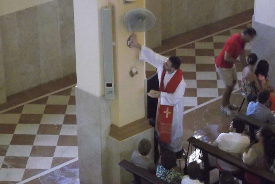 El arcipreste unge las columnas del templo