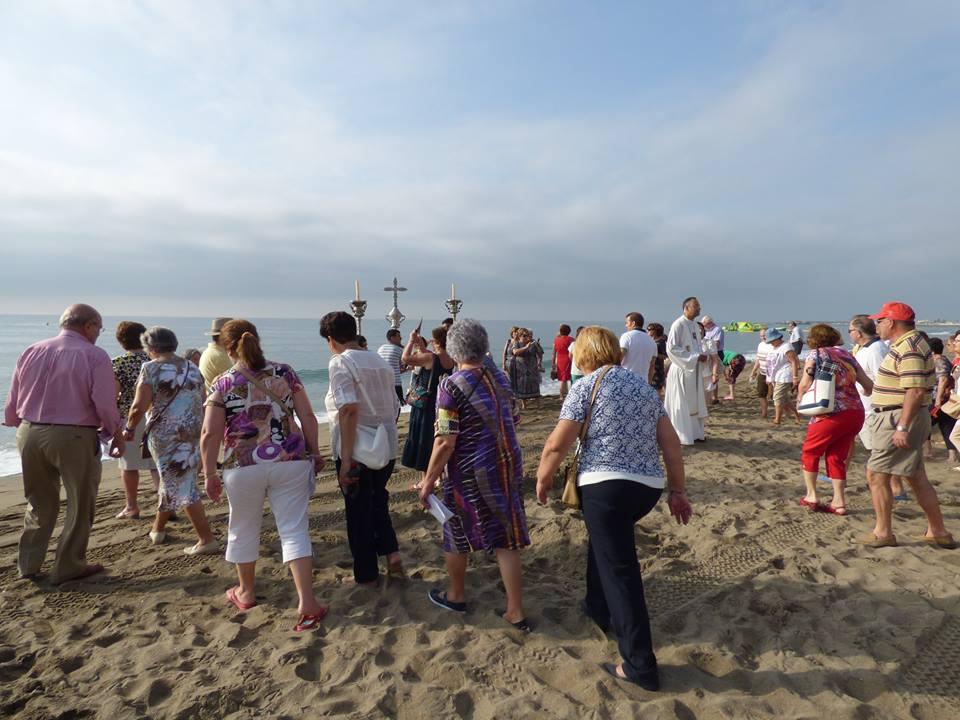 Rosario de la Aurora y misa celebrada en la playa el pasado 5 de julio