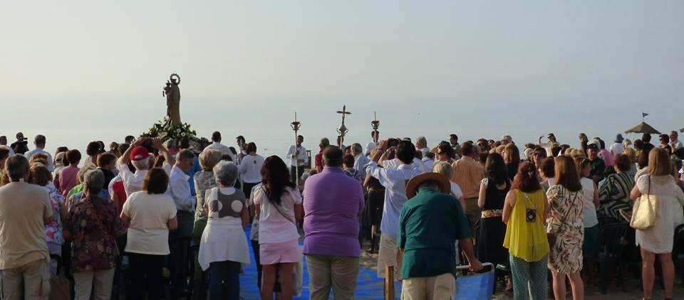Rosario de la Aurora y misa celebrada en la playa el pasado 5 de julio