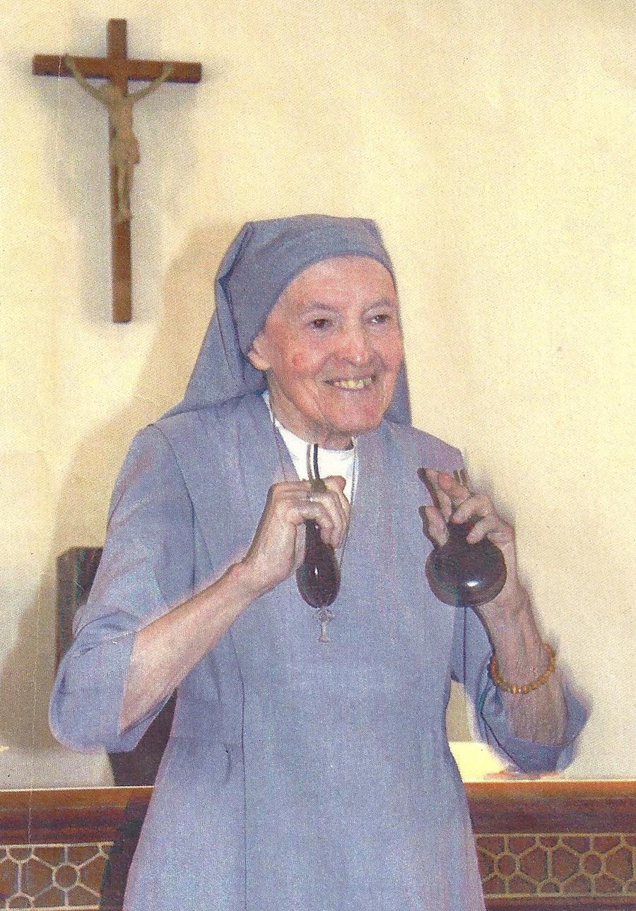 Victoria de la Cruz celebra sus 100 años tocando las castañuelas