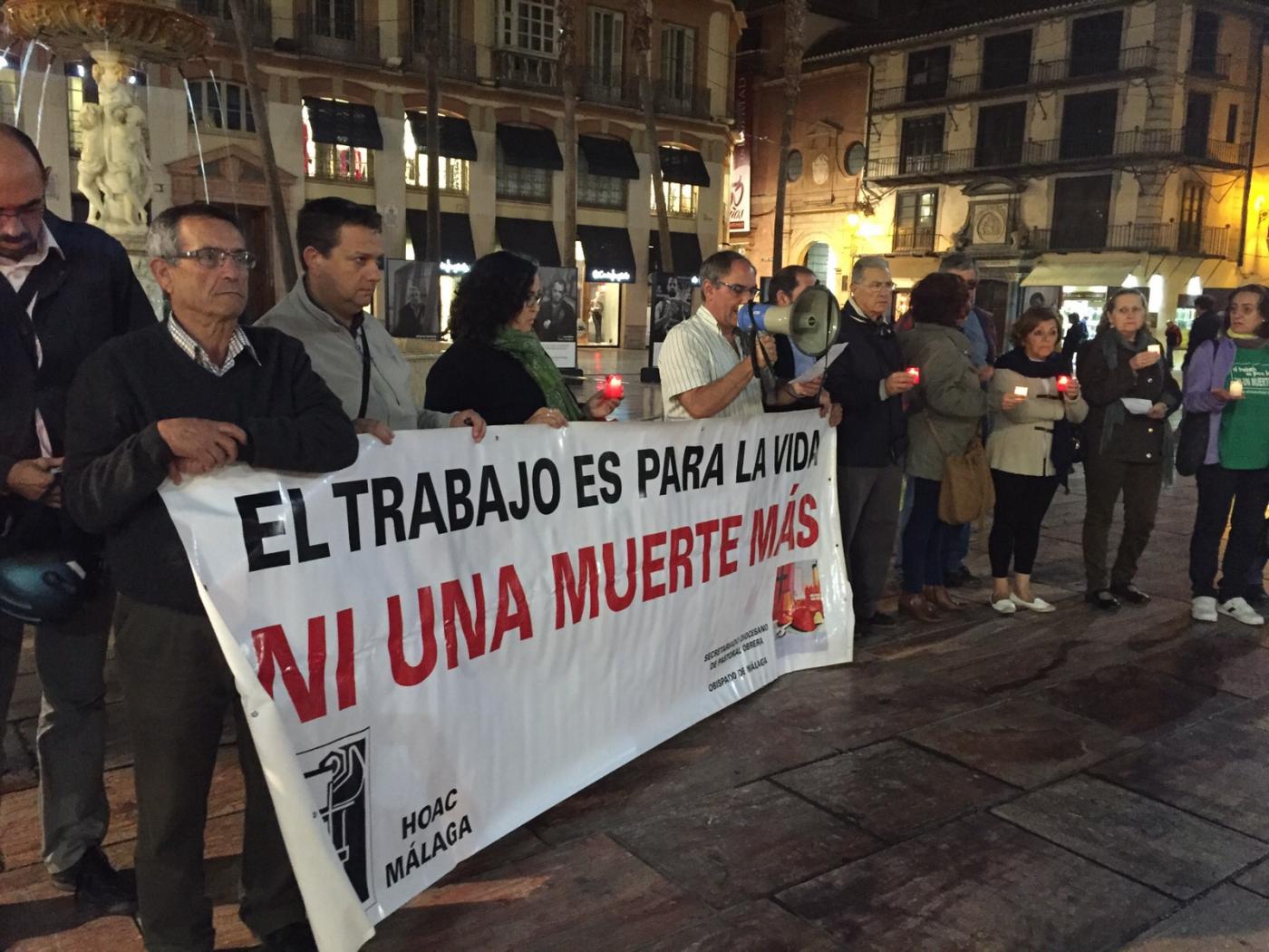 Concentración en la Plaza de la Constitución. AUTOR: HOAC MÁLAGA