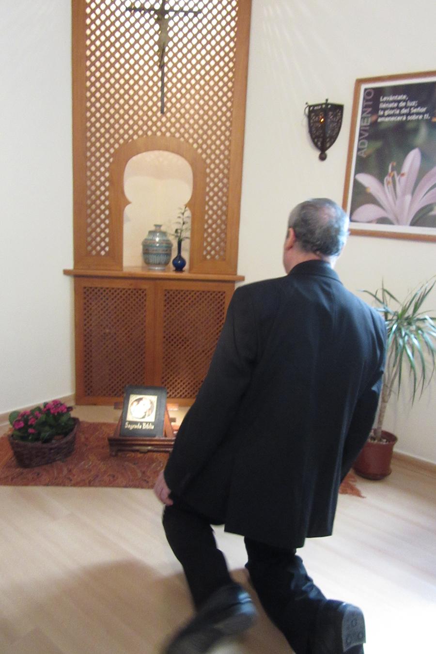 Don Jesús visitando el oratorio del Hogar Pozo Dulce