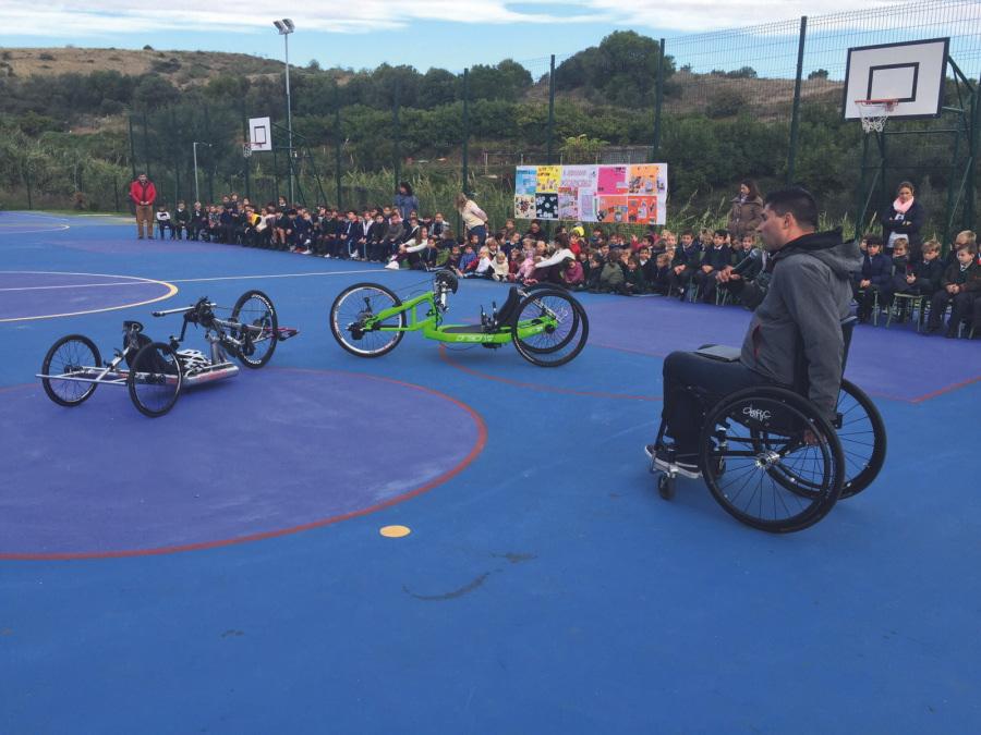 Alejandro Navarro mostró a los chicos del colegio Francisco Echamendi sus "handbikes"