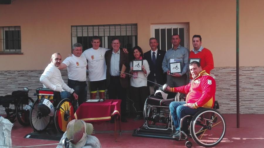 Delegados de esgrima de Ademadis junto al equipo directivo del colegio Espíritu Santo