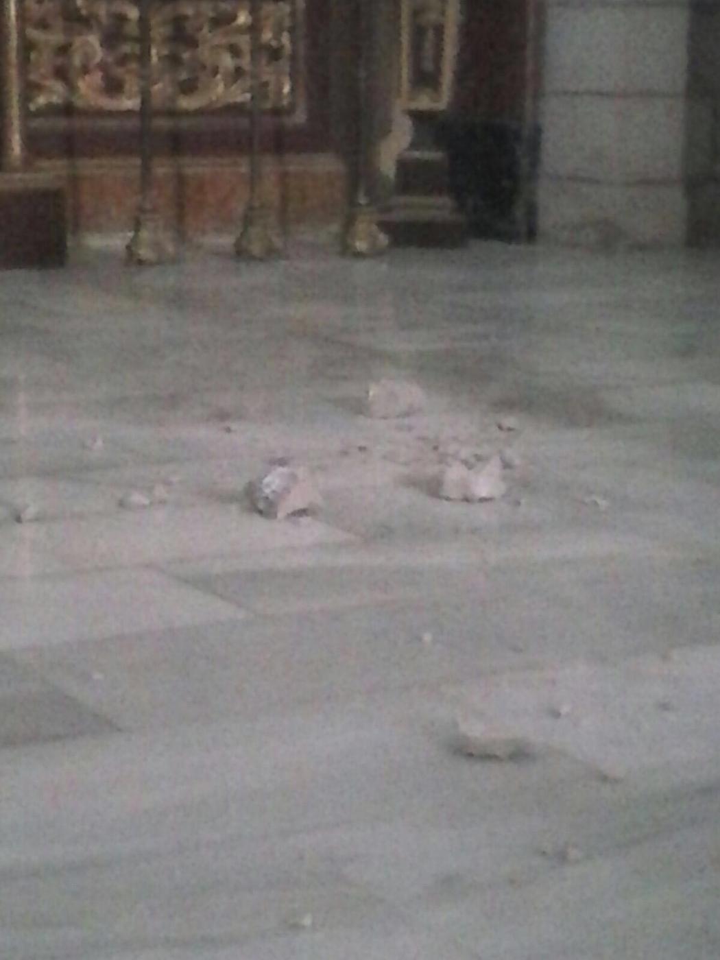 Cascotes caídos sobre el presbiterio de la parroquia de la Purísima