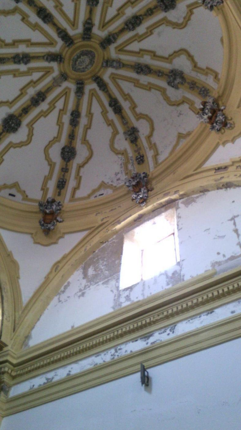 De la cúpula de la Iglesia de la Purísima se han desprendido unos cascotes que han caído sobre el presbiterio
