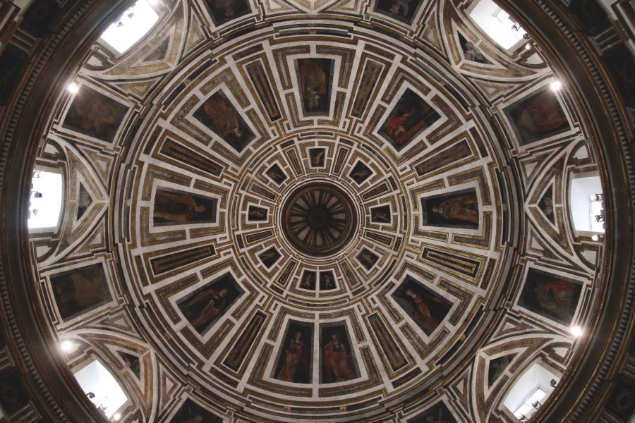 En el centro, la Eucaristía