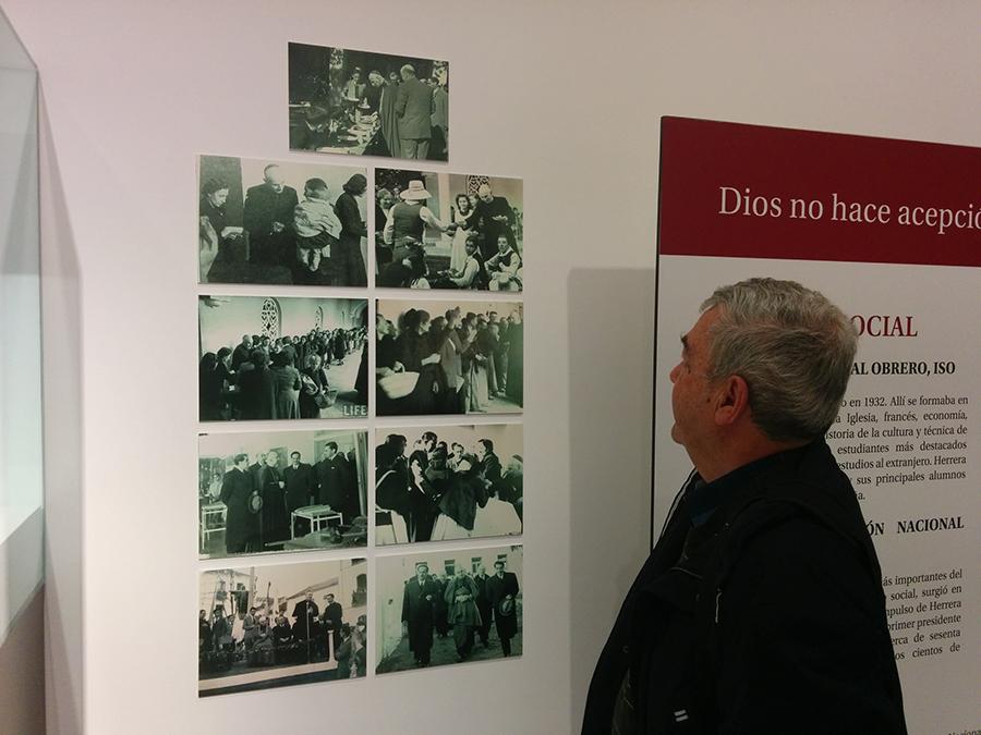 Eugenio Griñán observa las fotografías de la exposición