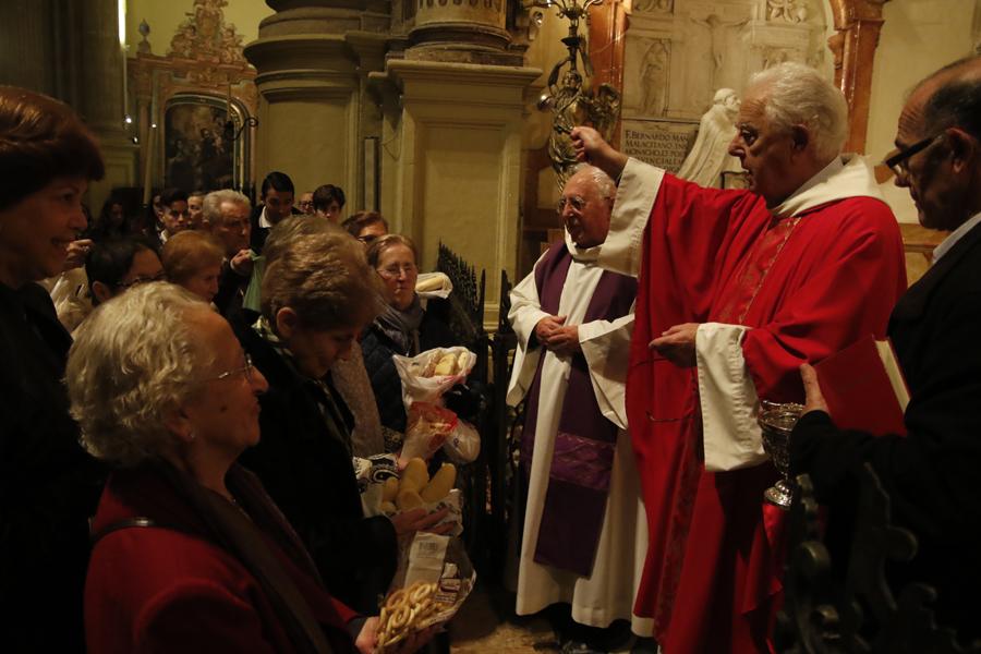 Bendición de los panes de san Blas en la Catedral