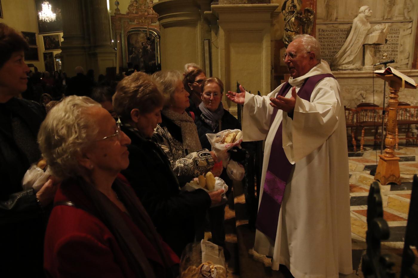 Bendición del pan tras la celebración Eucarística. AUTOR: S. FENOSA