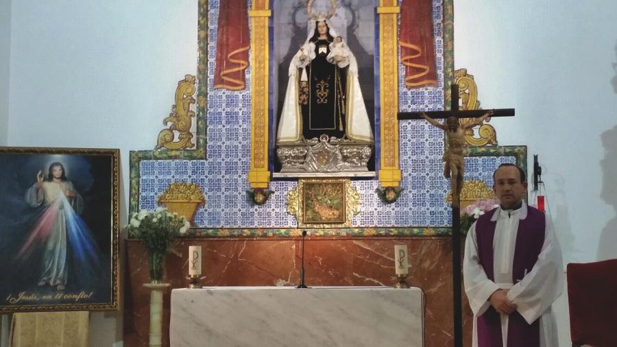 Alejandro Pérez Verdugo, en el altar de su parroquia, Nuestra Señora del Carmen de La Carihuela