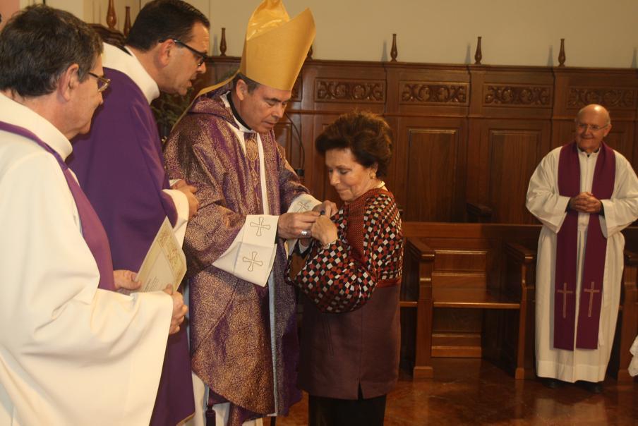 Entrega de la medalla Pro-Ecclesia a Rosario Laza