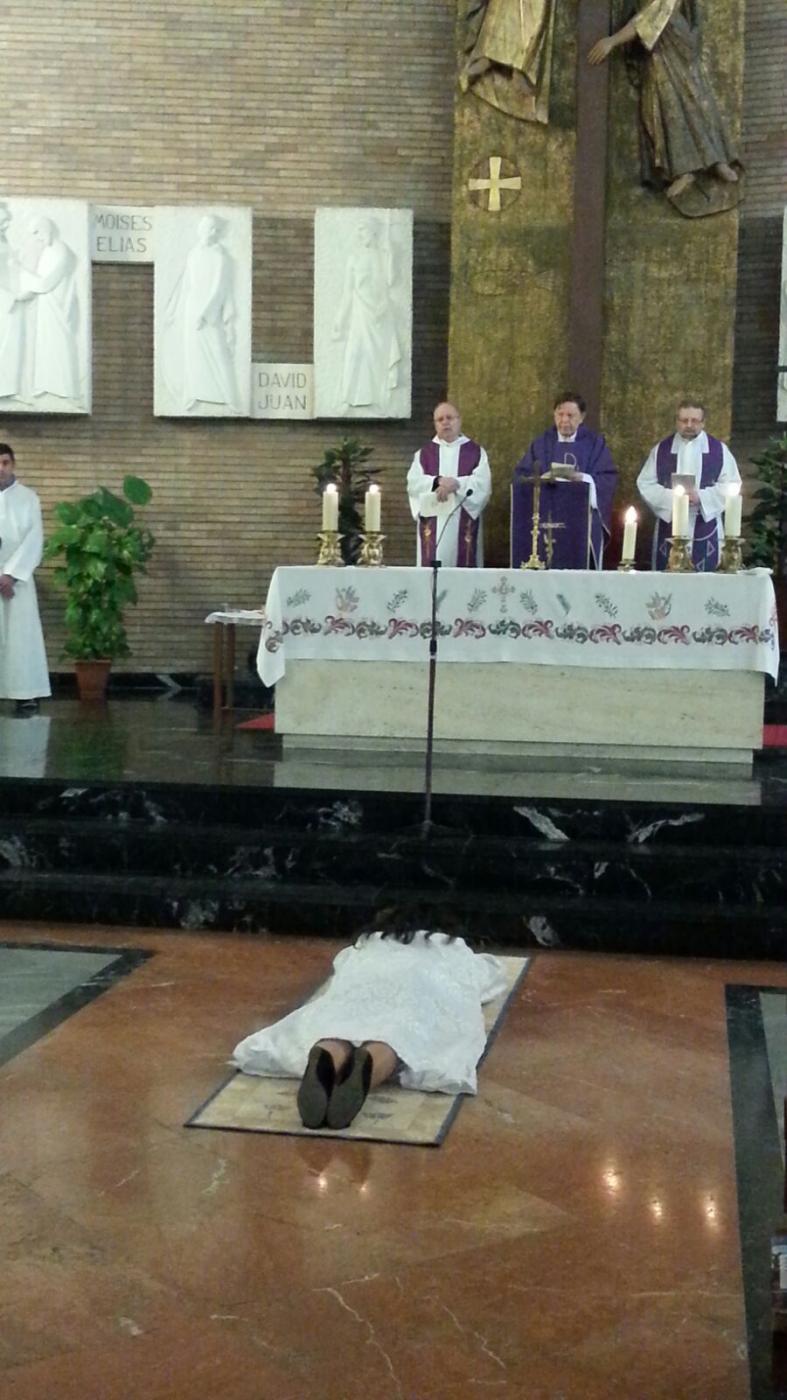 Momento de la profesión religiosa de Mercedes como Misionera Idente