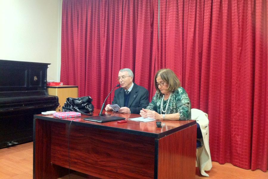 El P. Ignacio Núñez de Castro presenta a la ponente Consuelo Gámez