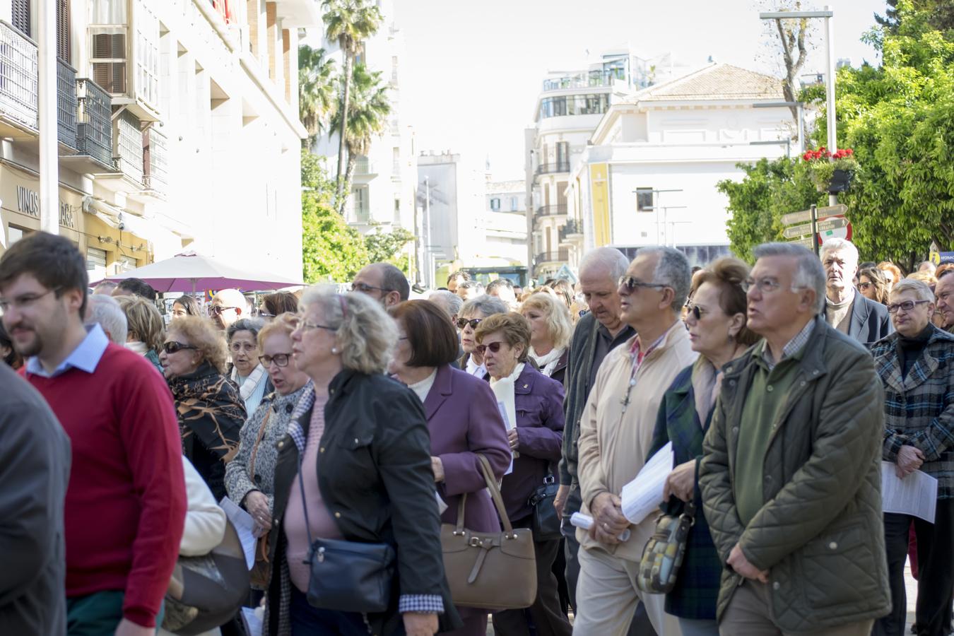 Peregrinos en Calle Alcazabilla. FOTO: A. SERRANO