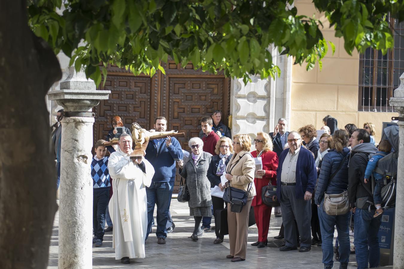 Oración en la puerta de la Catedral. FOTO: A. SERRANO